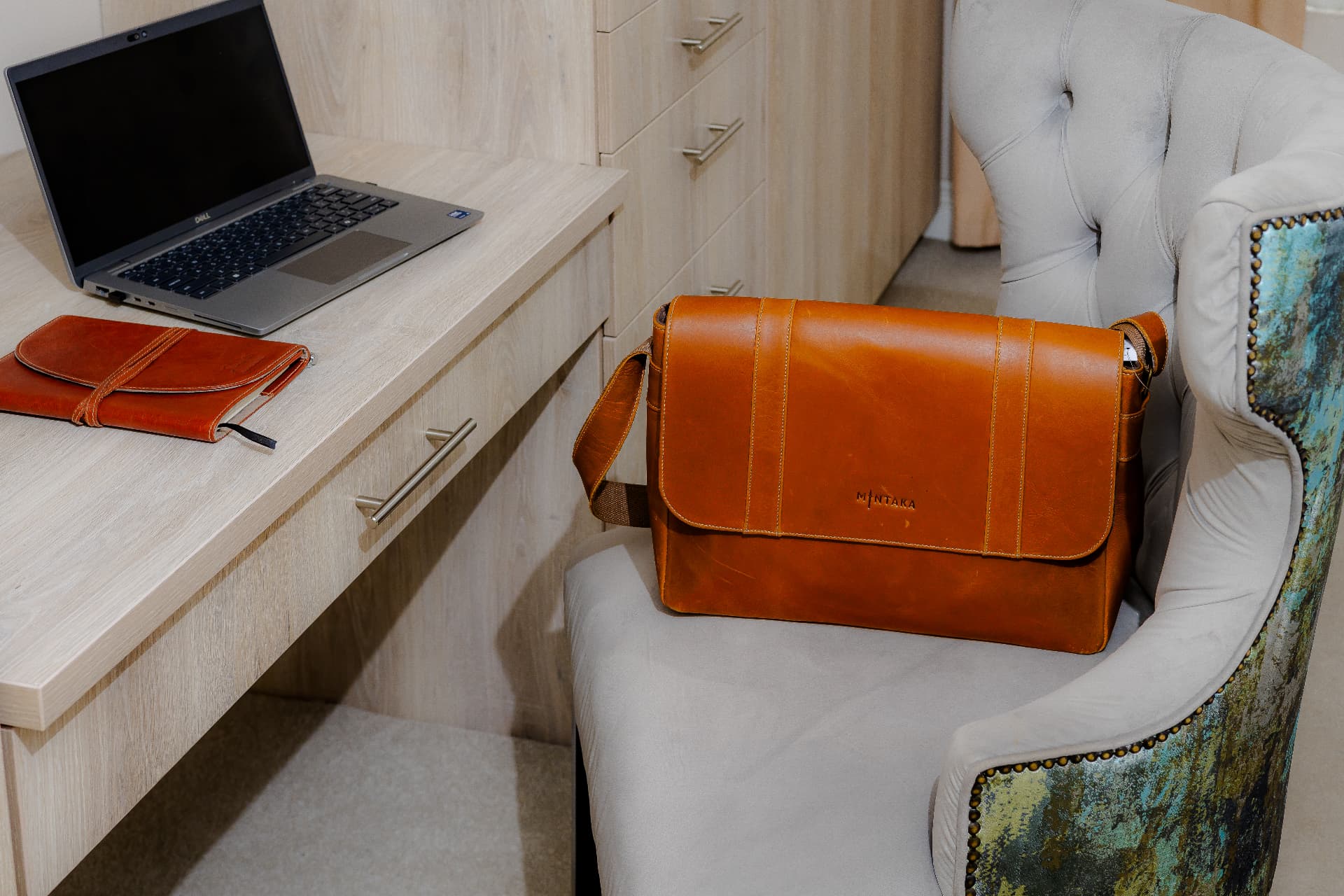 Smith satchel in genuine full-grain leather for corporate gifting