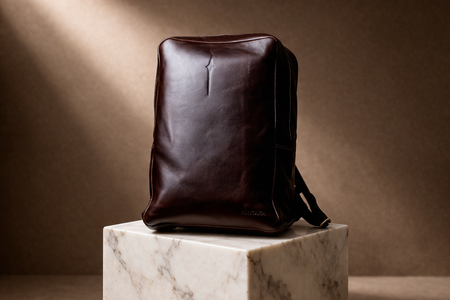 Bold backpack in genuine full-grain leather for corporate gifting