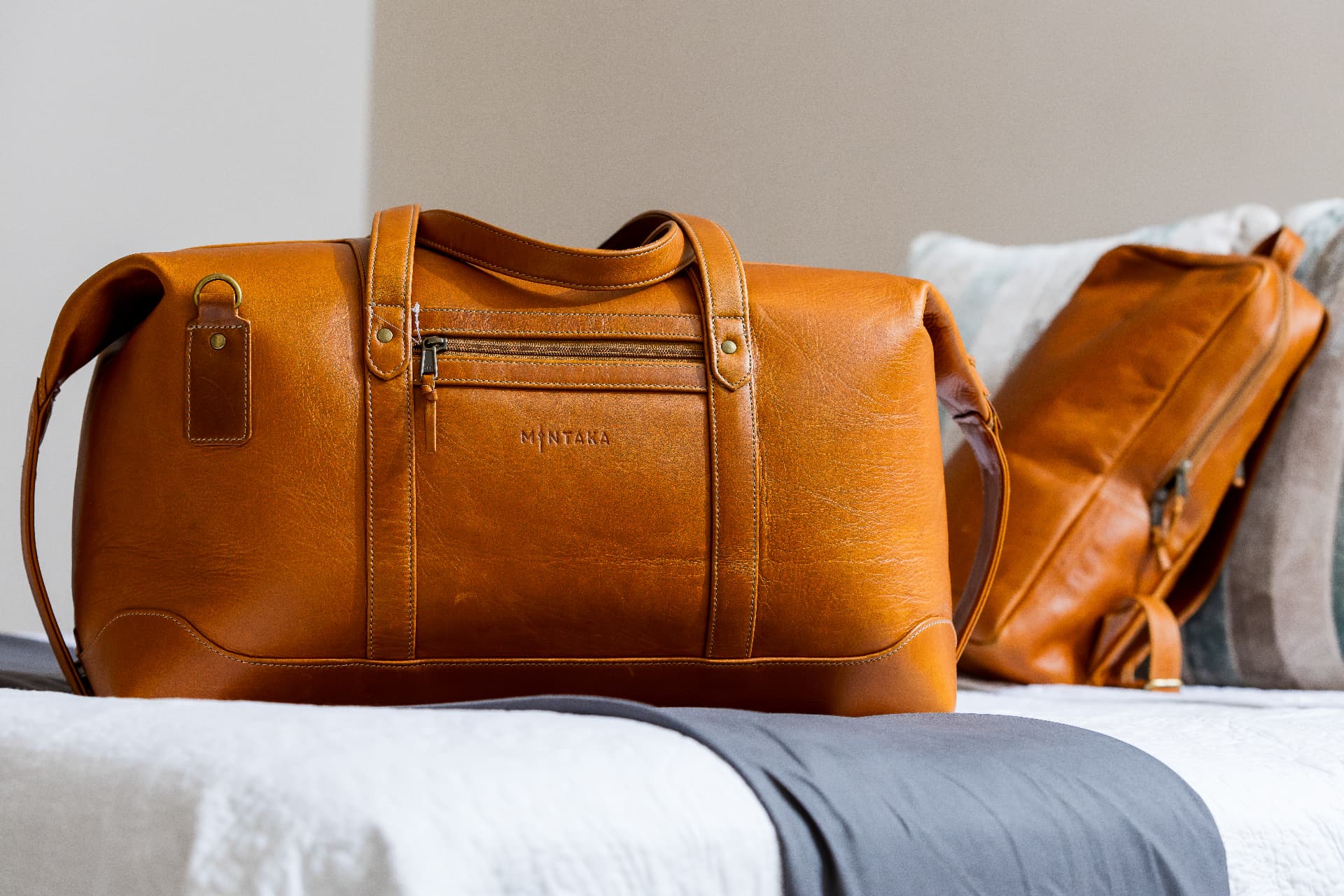 Steve travel bag in genuine full-grain leather for corporate gifting